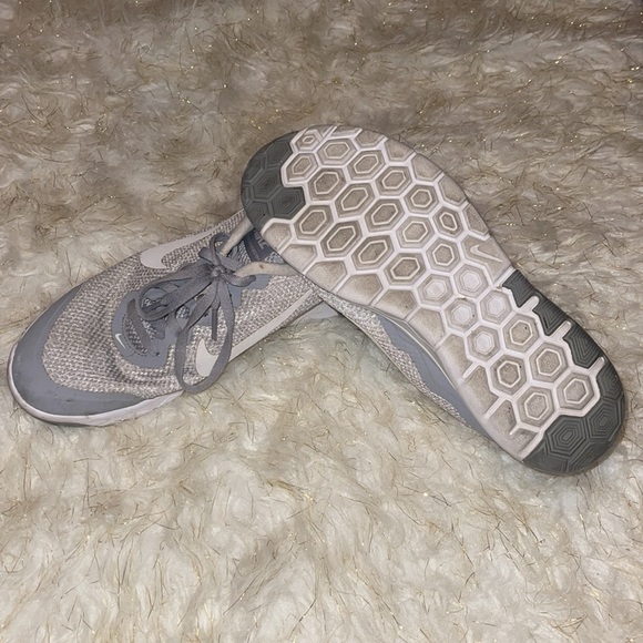 Nike | Woman’s size 9 | gray & white - Picture 6 of 6